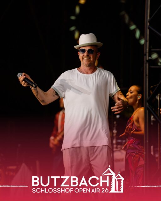 🎤🔥 𝐉𝐀𝐍 𝐃𝐄𝐋𝐀𝐘 – 𝐰𝐚𝐬 𝐟ü𝐫 𝐞𝐢𝐧𝐞 𝐒𝐡𝐨𝐰! 🔥🎤

Mit Disko No. 1 hat Jan Delay beim Butzbach Open Air 2025 den Schlosshof in eine riesige Tanzfläche verwandelt! 🕺💃

Funk, Soul, Hip-Hop und ganz viel gute Laune, ein Konzert, das man einfach gespürt hat! 🎶✨

Vom ersten Beat bis zum letzten Ton: pure Energie, unvergessliche Stimmung und ein Publikum, das jeden Song gefeiert hat. 🙌

Foto: @ivonnerode