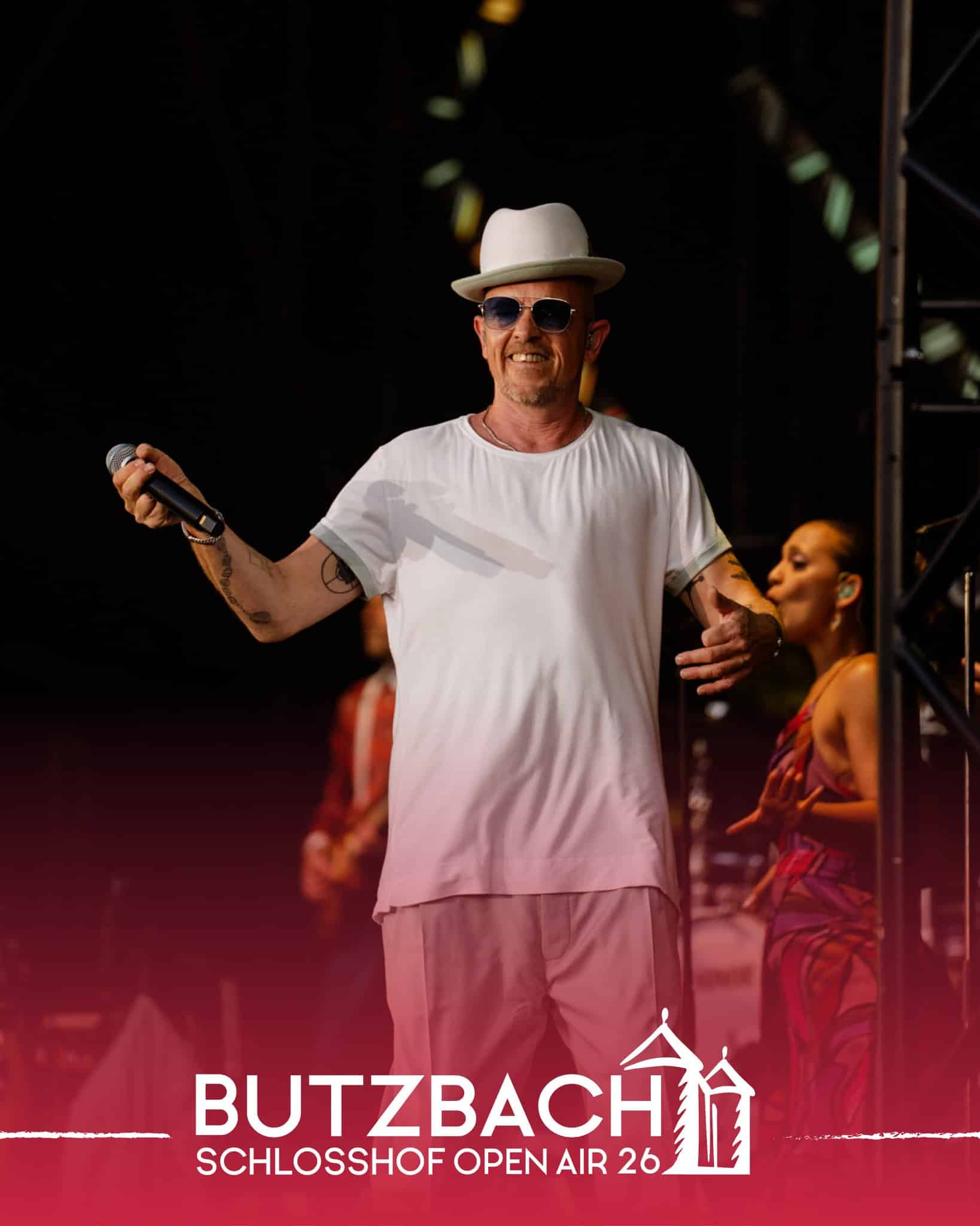 🎤🔥 𝐉𝐀𝐍 𝐃𝐄𝐋𝐀𝐘 – 𝐰𝐚𝐬 𝐟ü𝐫 𝐞𝐢𝐧𝐞 𝐒𝐡𝐨𝐰! 🔥🎤
Mit Disko No. 1 hat Jan Delay beim Butzbach Open Air 2025 den Schlosshof in eine riesige Tanzfläche verwandelt! 🕺💃
Funk, Soul, Hip-Hop und ganz viel gute Laune, ein Konzert, das man einfach gespürt hat! 🎶✨
Vom ersten Beat bis zum letzten Ton: pure Energie, unvergessliche Stimmung und ein Publikum, das jeden Song gefeiert hat. 🙌
Foto: @ivonnerode