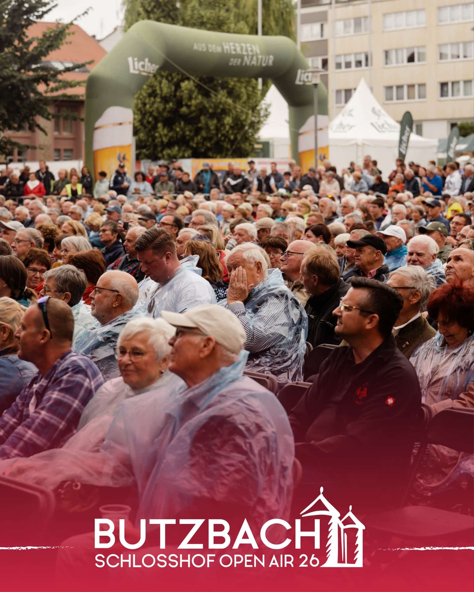 🪑🎶 𝐆𝐞𝐦ü𝐭𝐥𝐢𝐜𝐡 𝐠𝐞𝐧𝐢𝐞ß𝐞𝐧 – 𝐮𝐧𝐬𝐞𝐫𝐞 𝐛𝐞𝐬𝐭𝐮𝐡𝐥𝐭𝐞𝐧 𝐒𝐡𝐨𝐰𝐬! 🎶🪑

Nicht nur laute Beats und Festivalstimmung gehören zum Butzbach Schlosshof Open Air, auch die ruhigen, gemütlichen Abende haben bei uns ihren Platz. 💛

Unsere bestuhlten Shows bieten die perfekte Gelegenheit, Live-Musik ganz entspannt zu genießen: großartige Künstlerinnen und Künstler, einzigartige Atmosphäre im Schlosshof und der beste Platz mit Blick auf die Bühne. 🏰✨

Foto: @ivonnerode