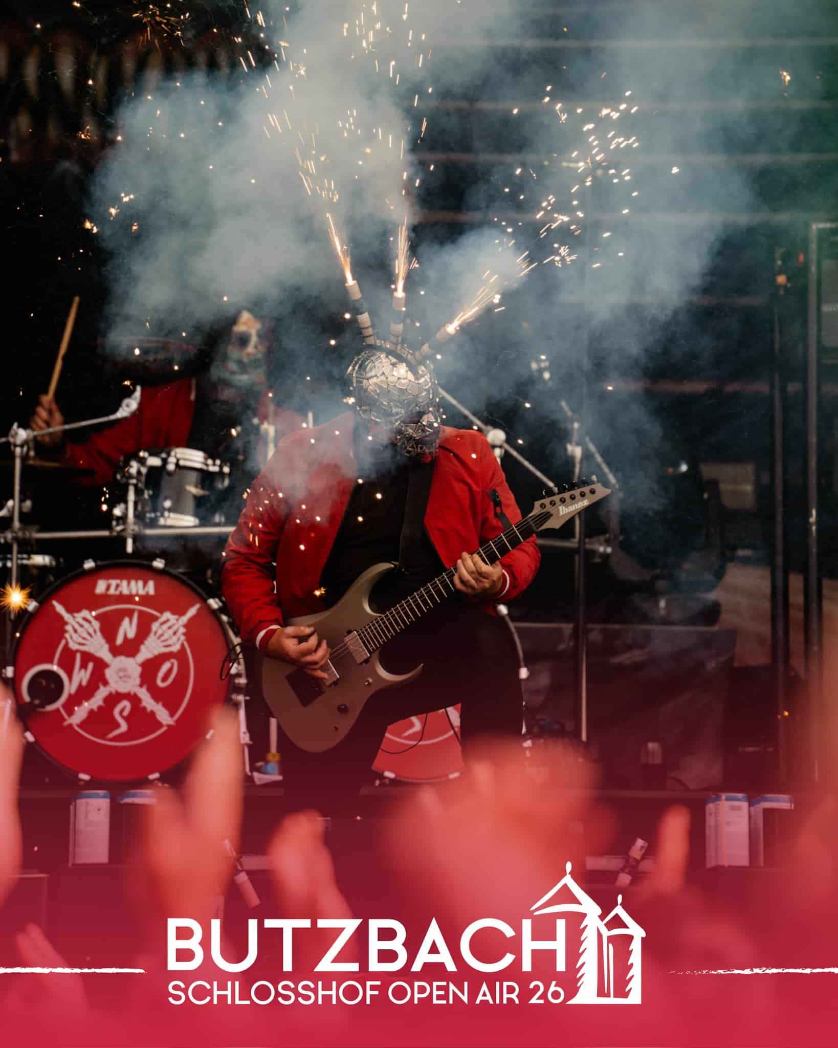 ⚡🔥 𝐇Ä𝐌𝐀𝐓𝐎𝐌 – 𝐩𝐮𝐫𝐞 𝐄𝐧𝐞𝐫𝐠𝐢𝐞 𝐚𝐮𝐟 𝐝𝐞𝐫 𝐁ü𝐡𝐧𝐞! 🔥⚡

Funken, Feuer und volle Power, die Show von Hämatom beim Butzbach Open Air 2025 war einfach ein Spektakel! 💥

Mit ihrer unverwechselbaren Mischung aus Härte, Haltung und Herz haben sie den Schlosshof zum Beben gebracht. 🎸🤘

Der Funkenflug war nicht nur auf der Bühne, er sprang direkt ins Publikum über! ⚡

Foto: @ivonnerode