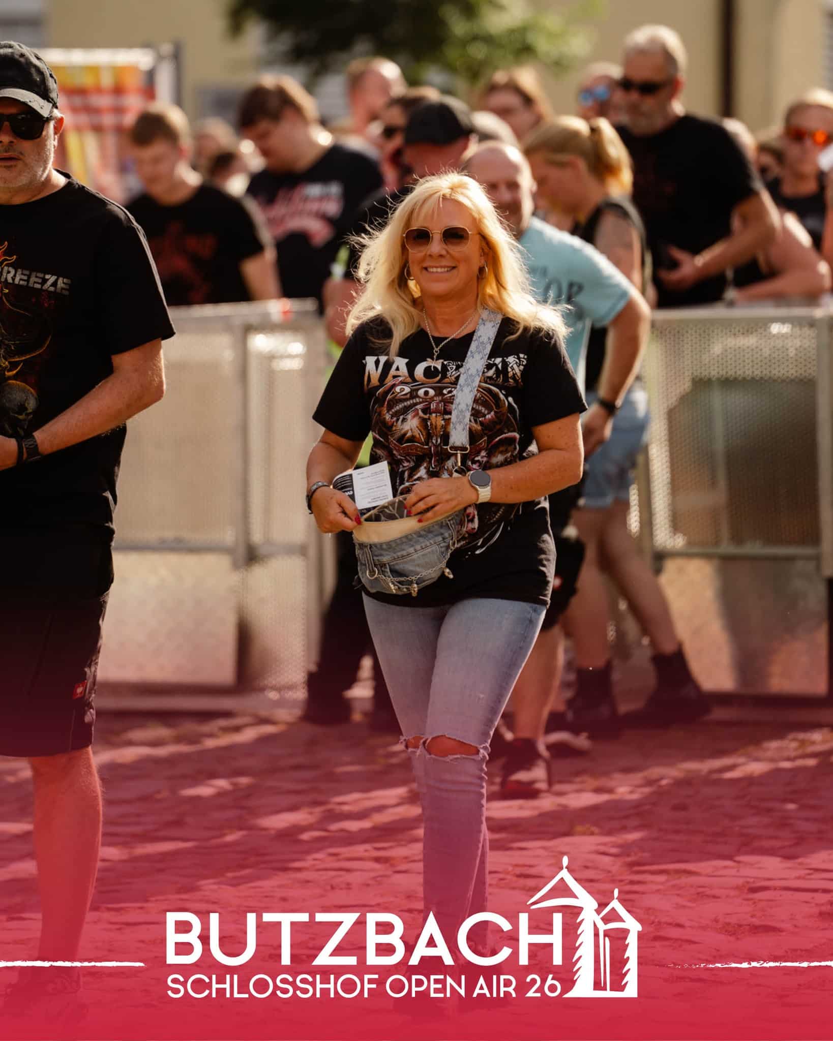 😎🎟️ 𝐖𝐞𝐧𝐧 𝐬𝐜𝐡𝐨𝐧 𝐛𝐞𝐢𝐦 𝐄𝐢𝐧𝐥𝐚𝐬𝐬 𝐠𝐮𝐭𝐞 𝐋𝐚𝐮𝐧𝐞 𝐡𝐞𝐫𝐫𝐬𝐜𝐡𝐭… 🎶☀️

Genau so lieben wir es! Die ersten strahlenden Gesichter, Vorfreude pur und beste Stimmung schon bevor die Musik überhaupt startet, genau so fängt ein perfekter Open-Air-Tag an! 💛

Wir freuen uns jetzt schon auf all die gut gelaunten Besucherinnen und Besucher beim Butzbach Schlosshof Open Air 2026! 🏰✨

Foto: @ivonnerode 

#ButzbachOpenAir #SchlosshofOpenAir26 #BOA2026 #GuteLaunePur #FestivalVibes #Vorfreude #SchlosshofMagic