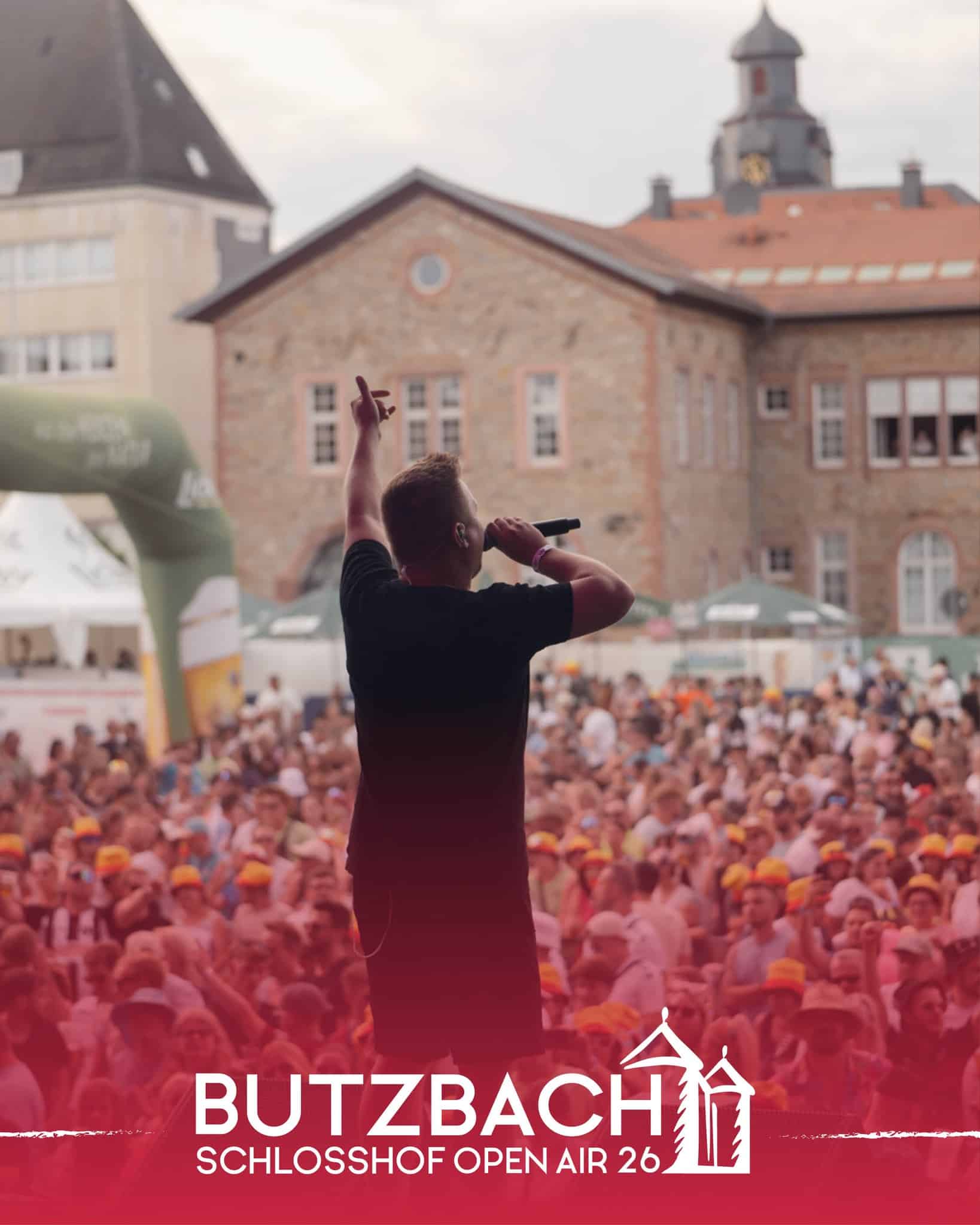 🎤 𝐃𝐞𝐫 𝐁𝐥𝐢𝐜𝐤 𝐯𝐨𝐧 𝐝𝐞𝐫 𝐁ü𝐡𝐧𝐞… ✨

Gänsehaut pur, wenn man von hier oben in die Menge schaut, in all die strahlenden Gesichter, tanzenden Menschen und pure Freude. 💛

Danke an alle, die diese magischen Augenblicke möglich machen, auf der Bühne, davor und dahinter! 🙌

Foto: @ivonnerode 

#ButzbachOpenAir #SchlosshofOpenAir26 #BOA2026 #VonDerBühneAus #SchlosshofMagic #FestivalVibes #Gänsehautmoment #DankeButzbach