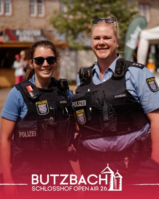 👮‍♀️💛 𝐄𝐢𝐧 𝐠𝐫𝐨ß𝐞𝐬 𝐃𝐀𝐍𝐊𝐄 𝐚𝐧 𝐚𝐥𝐥𝐞, 𝐝𝐢𝐞 𝐟ü𝐫 𝐮𝐧𝐬𝐞𝐫𝐞 𝐒𝐢𝐜𝐡𝐞𝐫𝐡𝐞𝐢𝐭 𝐬𝐨𝐫𝐠𝐞𝐧! 💛👮‍♀️

Ob Polizei, Sicherheitsdienst, Sanitäter oder Feuerwehr,  ihr seid diejenigen, die im Hintergrund dafür sorgen, dass beim Butzbach Schlosshof Open Air alles reibungslos und sicher abläuft. 🙌

Mit eurer Ruhe, Aufmerksamkeit und Freundlichkeit schafft ihr den Rahmen, in dem wir alle unbeschwert feiern können. 🏰🎶

Danke für euren Einsatz.

Foto: @ivonnerode 

#ButzbachOpenAir #SchlosshofOpenAir26 #BOA2026 #SicherheitGehtVor #DankeFürEurenEinsatz #SchlosshofMagic #GemeinsamStark