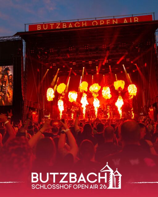 ❄️🔥 𝐃𝐫𝐚𝐮ß𝐞𝐧 𝐤𝐚𝐥𝐭 – 𝐚𝐮𝐟 𝐮𝐧𝐬𝐞𝐫𝐞𝐫 𝐁ü𝐡𝐧𝐞 𝐛𝐫𝐚𝐧𝐧𝐭𝐞 𝟐𝟎𝟐𝟓 𝐝𝐚𝐬 𝐅𝐞𝐮𝐞𝐫! 🔥❄️

Während wir uns gerade durch die winterlichen Temperaturen zittern, denken wir nur an einen Moment zurück:
Feuerschwanz beim Butzbach Open Air 2025 – und die Feuershow, die den ganzen Schlosshof zum Glühen gebracht hat! 🔥⚔️

Wenn’s draußen frostig wird, hilft nur eins:
Festivalerinnerungen, die wärmer sind als jede Heizung. 😄🔥 

Foto: @germanlightcollector 

#ButzbachOpenAir #SchlosshofOpenAir26 #BOA2026 #Feuerschwanz #Feuershow #Festivalwärme #SchlosshofMagic #Throwback