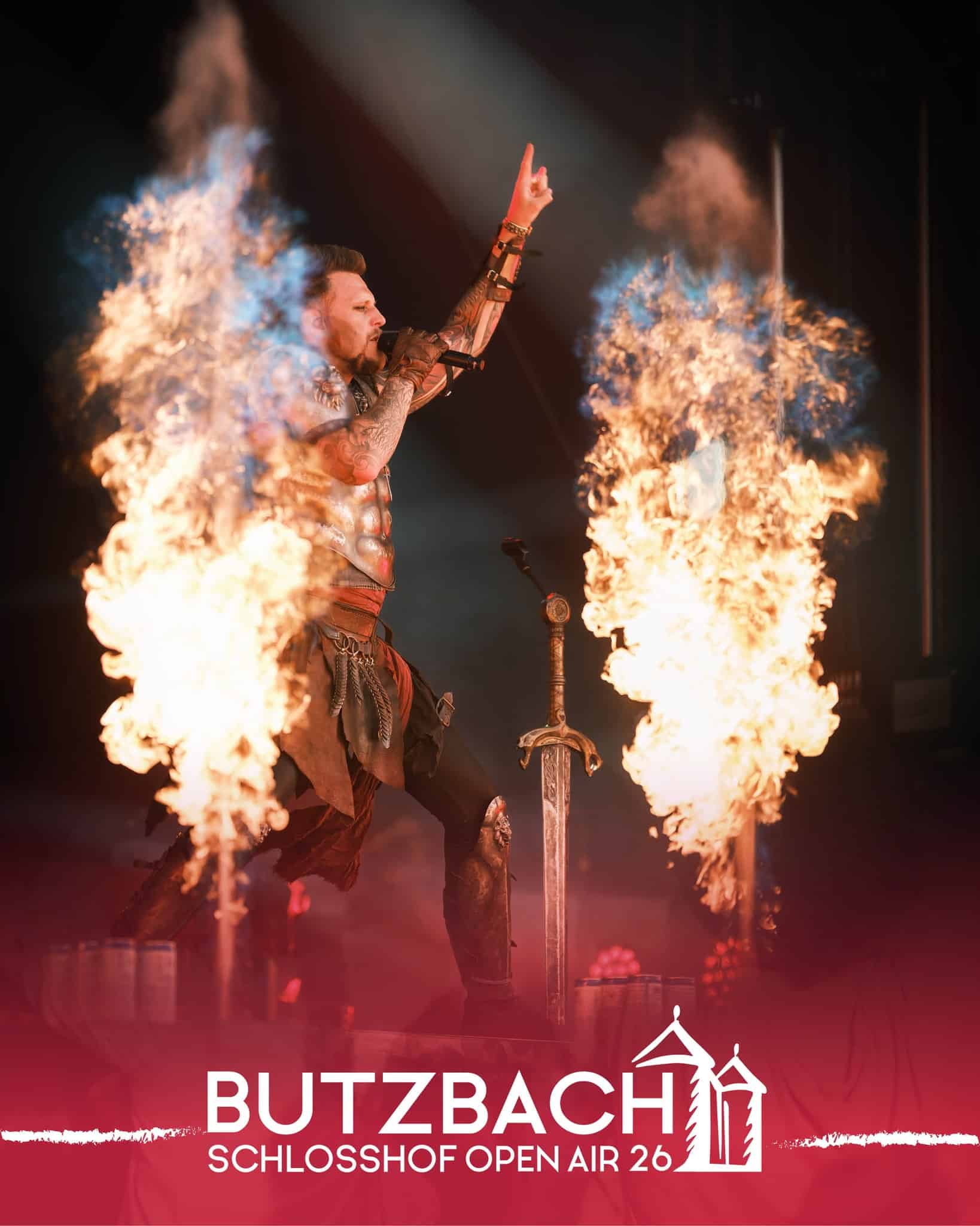 ❄️🔥 𝐖ä𝐡𝐫𝐞𝐧𝐝 𝐞𝐬 𝐝𝐫𝐚𝐮ß𝐞𝐧 𝐬𝐜𝐡𝐧𝐞𝐢𝐭… 🔥❄️

…träumen wir uns einfach zurück zur Feuerschwanz-Show im Schlosshof! 😍

Wie schön wäre es jetzt, wenn sie mit ihrer krassen Feuershow kurz vorbeikommen und uns alle wieder auftauen würden! 🔥⚔️

Wir hoffen, ihr kommt gut durch den Schnee und haltet euch mit Festival-Erinnerungen warm. 😄❤️

Foto: Dieter Keiner @germanlightcollector 

#ButzbachOpenAir #SchlosshofOpenAir26