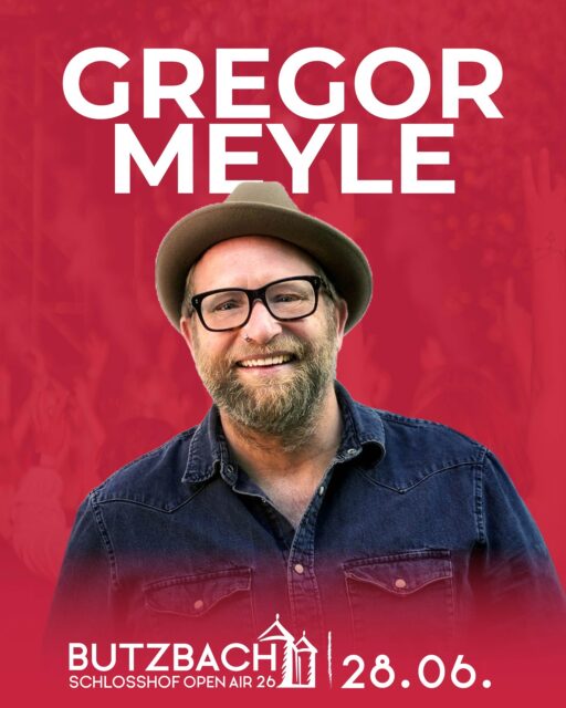 🎶✨ 𝐆𝐑𝐄𝐆𝐎𝐑 𝐌𝐄𝐘𝐋𝐄 𝐥𝐢𝐯𝐞 𝐢𝐦 𝐒𝐜𝐡𝐥𝐨𝐬𝐬𝐡𝐨𝐟 𝐁𝐮𝐭𝐳𝐛𝐚𝐜𝐡 ✨🎶

28. Juni 2026 · Schlosshof Open Air

Ehrlich, nahbar und voller Gefühl: Gregor Meyle zählt seit Jahren zu den prägenden Singer-Songwritern in Deutschland. Mit seiner unverwechselbaren Stimme, handgemachter Musik und großer Nähe zum Publikum schafft er Konzertmomente, die lange nachklingen. 💛

Bekannt geworden durch seine kontinuierliche Livepräsenz und Songs zwischen Folk, Pop und akustischen Balladen, steht Gregor Meyle für Musik mit Substanz. Sein aktuelles Album „Individualität“ knüpft genau dort an – persönlich, authentisch und voller Wärme.

Am 28. Juni 2026 bringt er diese besondere Atmosphäre gemeinsam mit SOPHIA in den historischen Schlosshof. Ein Sommerabend, der berührt, entschleunigt und verbindet. 🌿🎶

🎟️ 𝐓𝐢𝐜𝐤𝐞𝐭𝐬:
Alle Infos: butzbach-openair.de

Ticket-Hotline: +49 (0) 64 53 - 91 24 70 oder 06404 – 506 998 55*
*(0,20 € aus dem dt. Festnetz / 0,60 € aus dem Mobilfunknetz)

#ButzbachOpenAir #SchlosshofOpenAir26 #GregorMeyle