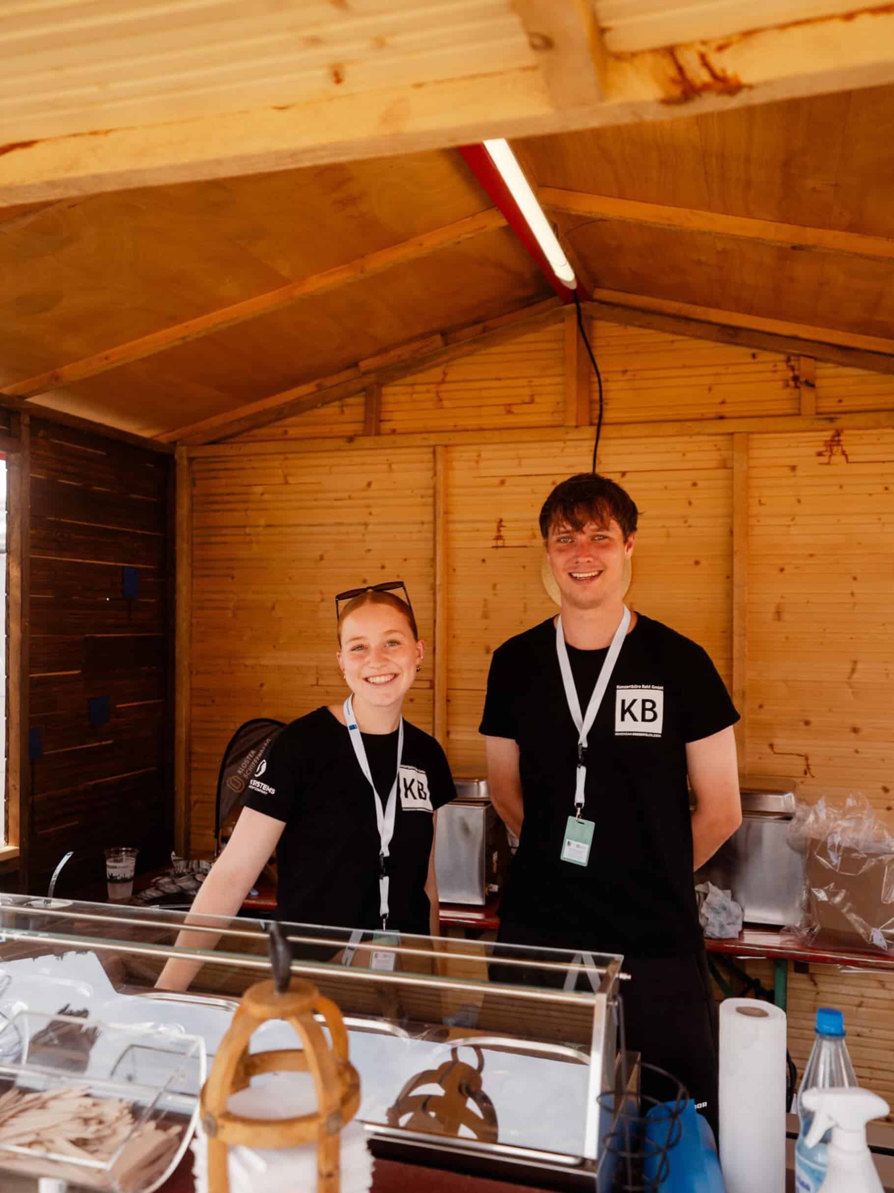 🍔🍟🍺 Ein herzliches Dankeschön geht auch an unsere Kolleginnen und Kollegen von @der_gastropate!

Mit viel Engagement, Freundlichkeit und jeder Menge Einsatz habt Ihr an allen vier Veranstaltungstagen dafür gesorgt, dass unsere Gäste bestens versorgt wurden – ob mit kühlen Getränken oder leckeren Speisen.

Vielen Dank für die großartige Zusammenarbeit. Wir freuen uns schon auf das nächste gemeinsame Butzbach Open Air! ❤️🙏

(📸: Ivonne Rode)