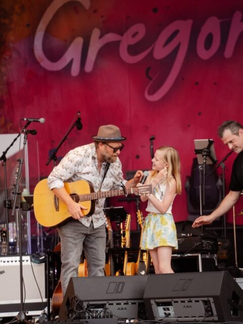 ❤️🎶 Musik, die verbindet. Momente, die bleiben.

@gregormeyle und seine großartige Band haben den Butzbacher Schlosshof heute in einen Ort voller Emotionen, Herzlichkeit und echter Musik verwandelt. Gemeinsam mit seinem fantastischen Ensemble sorgte er für einen Konzertabend, der viele Menschen tief berührt hat.

Ein ganz besonderer Gänsehautmoment: Als Gregor die junge @thevoicekidstvp -Teilnehmerin Fiona auf die Bühne holte und gemeinsam mit ihr ein Duett sang, hielt der Schlosshof für einen Augenblick den Atem an. ❤️ Was für ein schöner, persönlicher Moment, den wohl niemand so schnell vergessen wird.

Vielen Dank an Gregor Meyle, seine wunderbare Band und natürlich an Euch – ein großartiges Publikum, das diesen Nachmittag zu etwas ganz Besonderem gemacht hat. 🙏

Jetzt folgt eine kurze Umbaupause, bevor wir uns auf den krönenden Abschluss unseres diesjährigen Butzbach Schlosshof Open Airs freuen.

Ab 21 Uhr übernimmt @sophia.musik die Bühne und wird unser Festival mit ihrem Konzert beschließen. Wir freuen uns auf einen letzten, unvergesslichen Sommerabend mit Euch! ☀️🎤

(📸: Ivonne Rode & Jan Heesch)