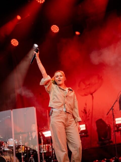 ✨ Was für ein Finale! ✨

Mit einem fulminanten, energiegeladenen und emotionalen Konzert hat @sophia.musik das Butzbach Schlosshof Open Air 2026 würdig beschlossen. ❤️

Von der ersten bis zur letzten Minute war die Atmosphäre im Schlosshof einfach besonders: Mitreißende Songs, starke Emotionen, unzählige Gänsehautmomente und ein Publikum, das jede Zeile mitgesungen und diesen letzten Festivalabend zu einem echten Highlight gemacht hat.

Ein wunderschönes Bild boten auch die vielen selbstgemalten Schilder, mit denen die jüngsten Fans ihre Sophia begrüßten – und natürlich die lauten Chöre, die den historischen Schlosshof bis in den Abend hinein erfüllten. 🫶

Danke, liebe Sophia, danke an Deine großartige Band und danke an Euch, liebes Publikum, für diesen fantastischen Abschlussabend! ❤️

(📸: Ivonne Rode & Jan Heesch)