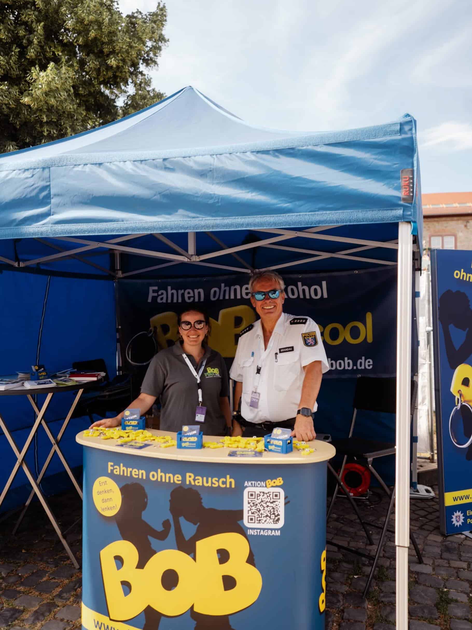 🚗🍺 Schon mal von der Aktion BOB gehört?

Auch beim Butzbach Open Air ist die Aktion BOB wieder mit einem Infostand auf dem Festivalgelände vertreten – schaut gerne vorbei!

Das Prinzip ist ganz einfach: BOB ist die Person in einer Gruppe, die an diesem Abend keinen Alkohol trinkt und alle sicher nach Hause bringt. Als Zeichen dieser Verantwortung trägt BOB den bekannten gelben Schlüsselanhänger.

Als kleines Dankeschön erhält BOB bei uns und vielen weiteren teilnehmenden Veranstaltern und Gastronomiebetrieben ein alkoholfreies Getränk kostenlos. 💛🥤

Eine großartige Aktion für mehr Sicherheit im Straßenverkehr, die wir gerne unterstützen.

Mehr Infos bekommt Ihr direkt am Stand auf dem Festivalgelände oder unter:
👉 https://www.aktion-bob.de/

Vielen Dank an das Team der Aktion BOB, dass Ihr auch in diesem Jahr wieder bei uns dabei seid! 🙏

(📸: Ivonne Rode)