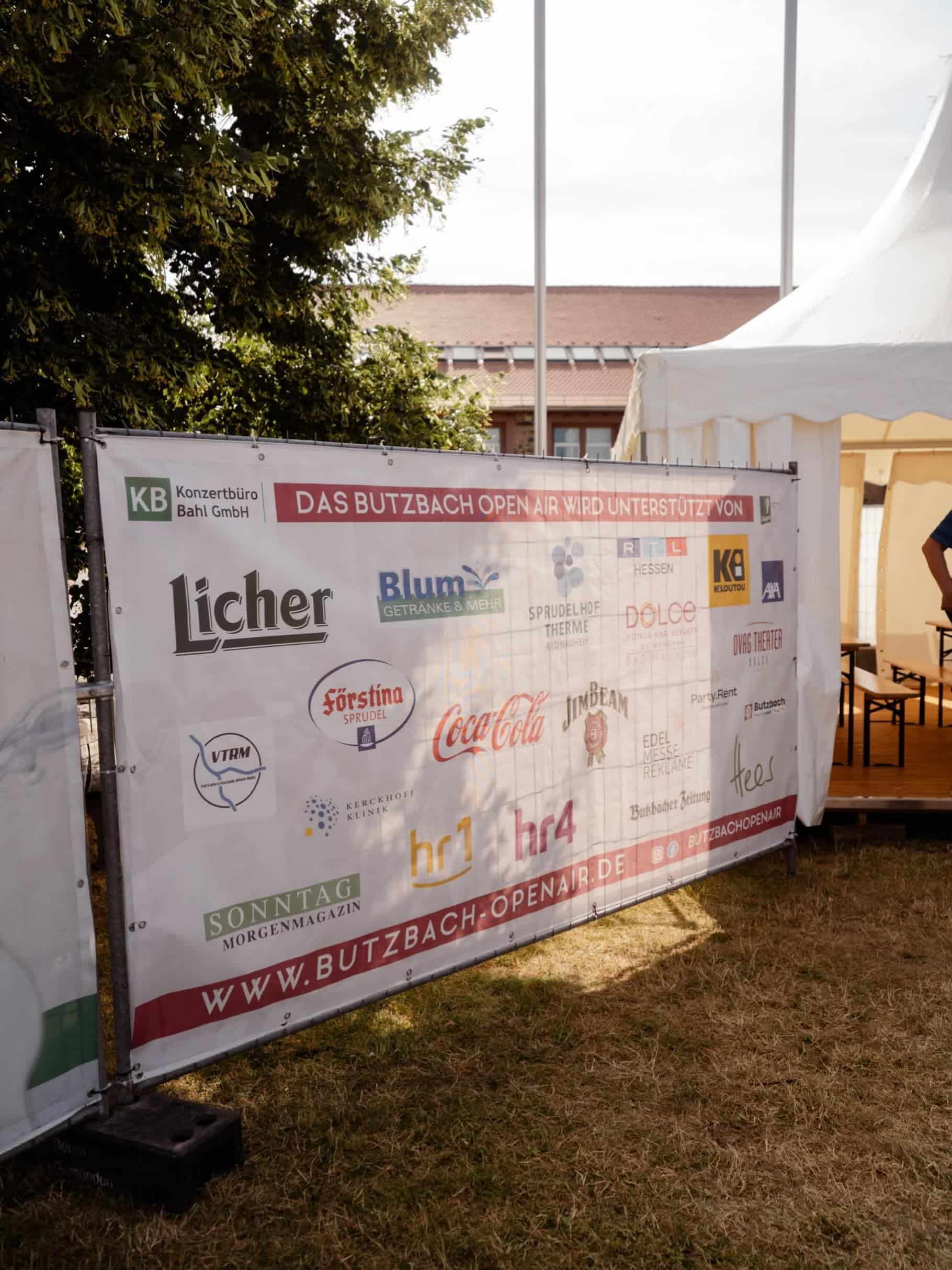 🤝 Gemeinsam für ein unvergessliches Butzbach Open Air! ❤️🎶

Vier Konzertabende, tausende begeisterte Besucherinnen und Besucher und unzählige besondere Momente – all das wäre ohne starke Partner an unserer Seite nicht möglich.

Deshalb möchten wir heute unseren Sponsoren, Unterstützern und Medienpartnern von Herzen Danke sagen. Mit Eurem Engagement, Eurem Vertrauen und Eurer Verbundenheit zur Live-Musik tragt Ihr entscheidend dazu bei, dass das Butzbach Open Air Jahr für Jahr stattfinden kann.

Ein besonderer Dank gilt unseren Partnern Licher Privatbrauerei, Blum Getränke & Mehr, Sprudelhof Therme Bad Nauheim, RTL Hessen, hr1, hr4, Coca-Cola, VRM, Butzbacher Zeitung, KILOUTOU, AXA, der Kerckhoff-Klinik, Edel Messe Reklame sowie allen weiteren Unterstützern und Helferinnen und Helfern im Hintergrund. 🙏

Schön, dass Ihr Teil des Butzbach Open Airs seid. Wir freuen uns auf viele weitere gemeinsame Festivalmomente!

(📸: Ivonne Rode)