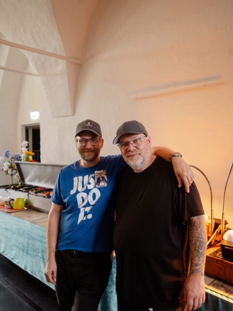 🍽️❤️ Genuss gehört zu einem gelungenen Festival einfach dazu! ❤️🍽️

Vier Tage Festival bedeuten lange Arbeitstage, kurze Pausen und jede Menge Menschen, die Tag für Tag bestens versorgt werden wollen. Umso schöner, wenn man sich dabei auf ein Team wie @foodsoulcatering verlassen kann.

Mit viel Leidenschaft, Kreativität und Liebe zum Detail habt Ihr Künstler, Crews, Techniker, Stagehands, Sicherheitsdienst und Veranstalterteam kulinarisch verwöhnt – vom reichhaltigen Frühstück über frische Salate bis hin zu leckeren warmen Gerichten und süßen Köstlichkeiten.

Ein ganz besonderes Dankeschön geht in diesem Jahr an Patrick Engelke, der an allen vier Veranstaltungstagen persönlich den Kochlöffel geschwungen und dafür gesorgt hat, dass es wirklich allen an nichts gefehlt hat. Das ist alles andere als selbstverständlich! 👨‍🍳❤️

Vielen Dank an das gesamte Foodsoul-Team für Eure Herzlichkeit, Eure Gastfreundschaft und die fantastische Zusammenarbeit. Ihr habt unser Festival auch hinter den Kulissen jeden Tag ein Stück besser gemacht.

Wir freuen uns schon auf das nächste gemeinsame Open Air! 🙏✨

(📸: Ivonne Rode) @