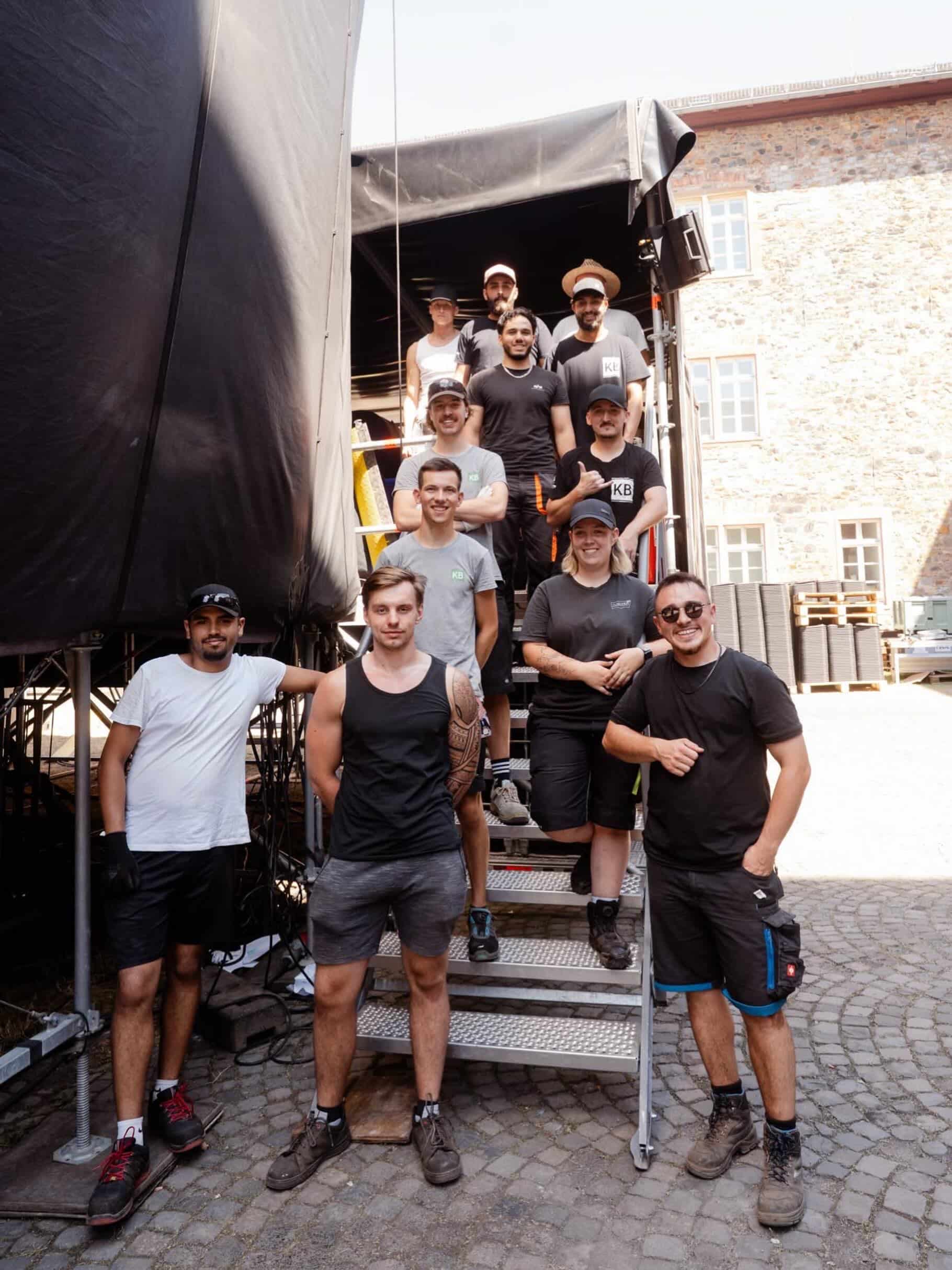 💪 Ohne Euch gäbe es kein Butzbach Schlosshof Open Air.

Während das Publikum die Konzerte genießt, sind sie schon lange im Einsatz: Unsere Stagehands.

Sie bauen Bühnen auf und wieder ab, schleppen Cases, Lautsprecher, Traversen und Instrumente – oft bei Temperaturen weit über 30 Grad und lange bevor der erste Gast das Gelände betritt oder nachdem der letzte es längst verlassen hat.

Ihr Einsatz, Eure Ausdauer und Eure gute Laune sind alles andere als selbstverständlich. Deshalb möchten wir Euch heute einfach mal ins Rampenlicht stellen.

Ein riesiges Dankeschön an unser großartiges Stagehand-Team! 👏❤️

Ohne Euch wäre kein einziger Konzertabend möglich.

(📸: Ivonne Rode)