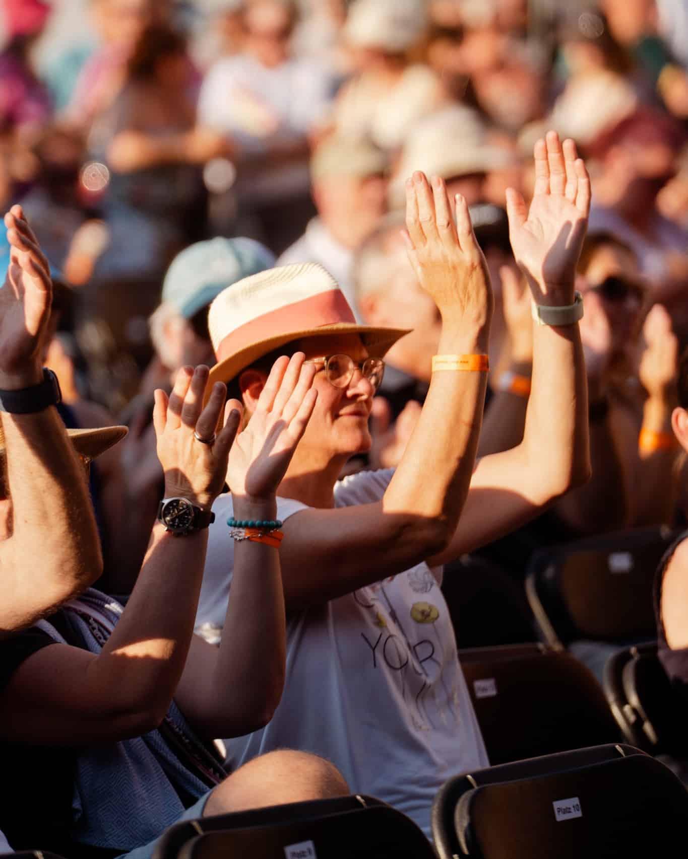 🙌🎶 Genau dafür lieben wir Live-Musik. 🎶🙌

Ob leise Ballade oder großer Mitsing-Hit: Es gibt nichts Schöneres, als diese Augenblicke gemeinsam zu erleben.

Wer erinnert sich noch an seinen Lieblingsmoment beim Schlosshof Open Air 2026? ✨👇

📸 Foto: @ivonnerode