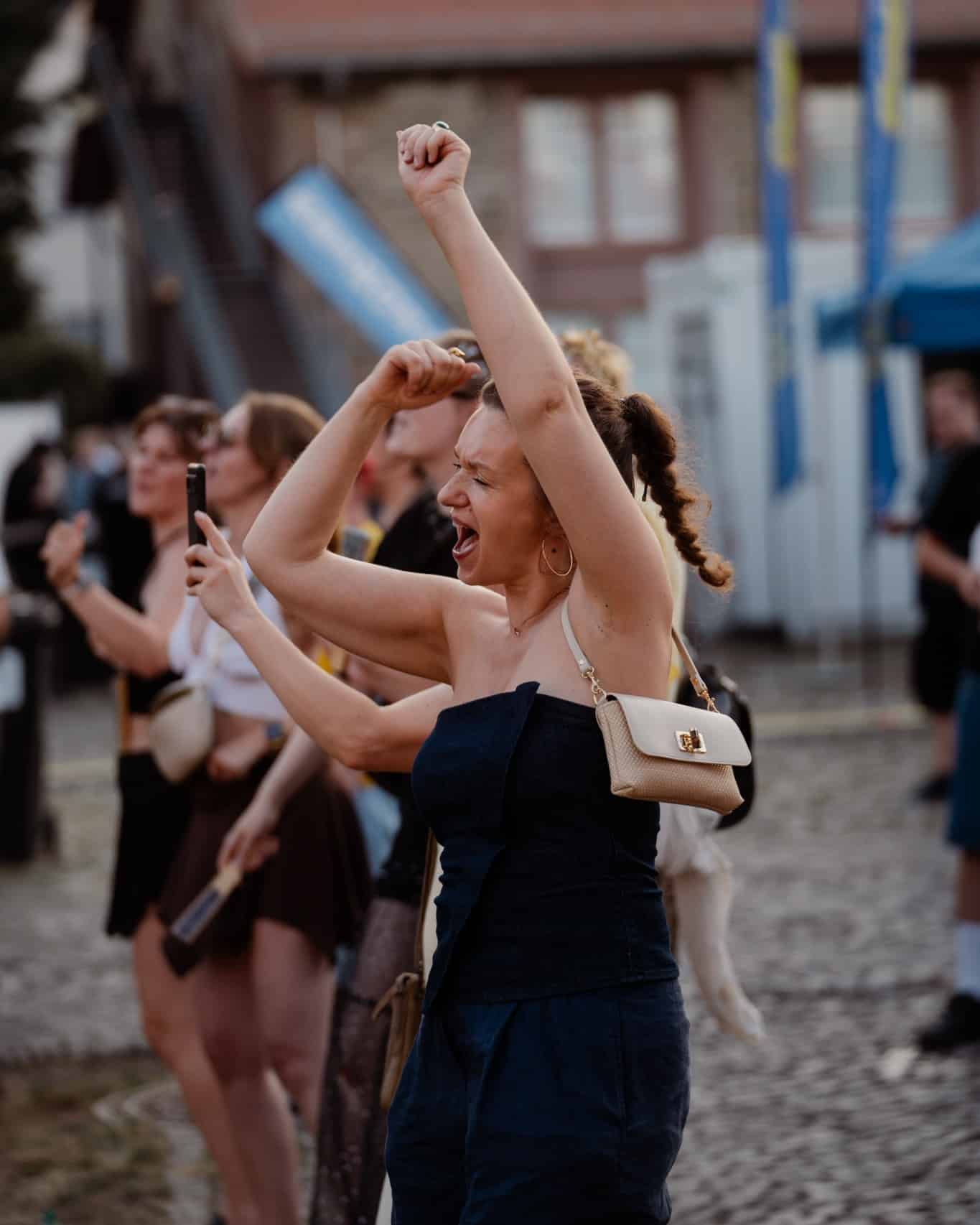 Wir wünschen euch ein entspanntes Wochenende mit viel Sonne, guter Musik und schönen Momenten. 

Genießt die Zeit, tankt neue Energie und lasst es euch gut gehen. Wir freuen uns schon auf alles, was noch vor uns liegt! 

Schönes Wochenende euch allen! 🙌

Foto: @ivonnerode