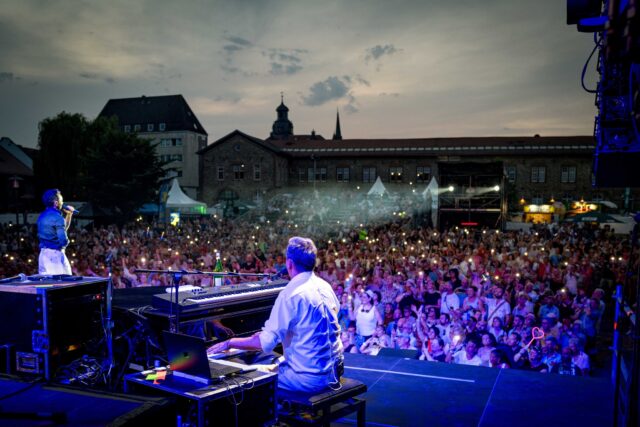 😄🎶 Ganz ehrlich …
… wir hätten absolut nichts dagegen, das Wochenende noch einmal genau so einzuläuten wie auf diesem Foto!
Mit Giovanni Zarrella & Band hatten wir einen unvergesslichen Abend voller guter Laune, großartiger Musik und ganz vieler besonderer Momente. 🇮🇹💛
Beim Anblick dieses Bildes würden wir am liebsten direkt wieder im Schlosshof stehen und gemeinsam feiern.
Foto: @germanlightcollector Dieter Keiner