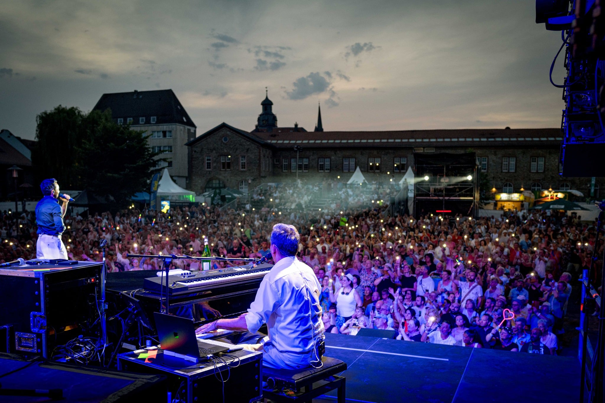 😄🎶 Ganz ehrlich …
… wir hätten absolut nichts dagegen, das Wochenende noch einmal genau so einzuläuten wie auf diesem Foto!
Mit Giovanni Zarrella & Band hatten wir einen unvergesslichen Abend voller guter Laune, großartiger Musik und ganz vieler besonderer Momente. 🇮🇹💛
Beim Anblick dieses Bildes würden wir am liebsten direkt wieder im Schlosshof stehen und gemeinsam feiern.
Foto: @germanlightcollector Dieter Keiner